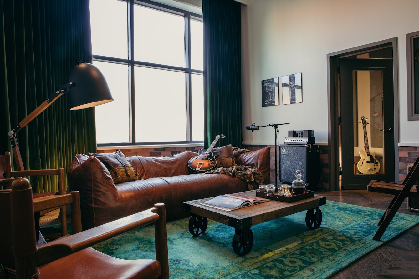 Writers Room_East Room_Overall Shot 02_Hutton Hotel_credit Hunter Berry